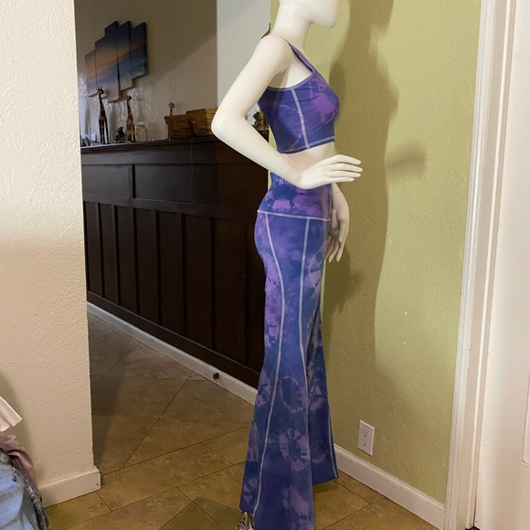 Set 2 pieces bell bottom one of the tops. - Picture 4 of 12